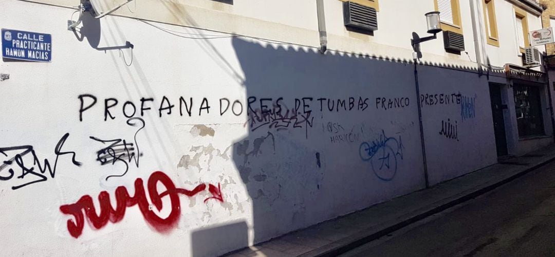 Las pintadas han aparecido este pasado fin de semana en la sede socialista