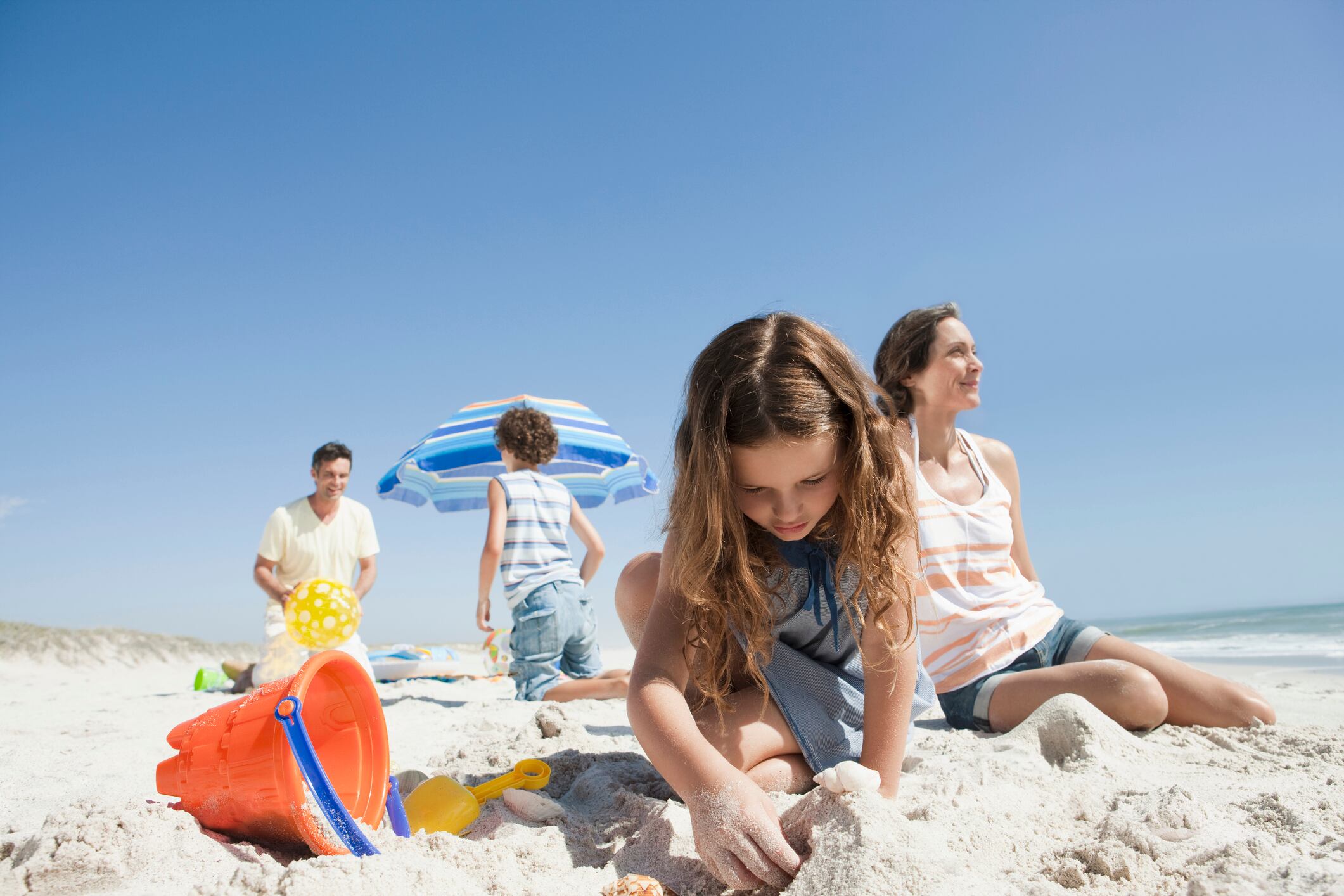 Una familia disfrutando de un día de playa.