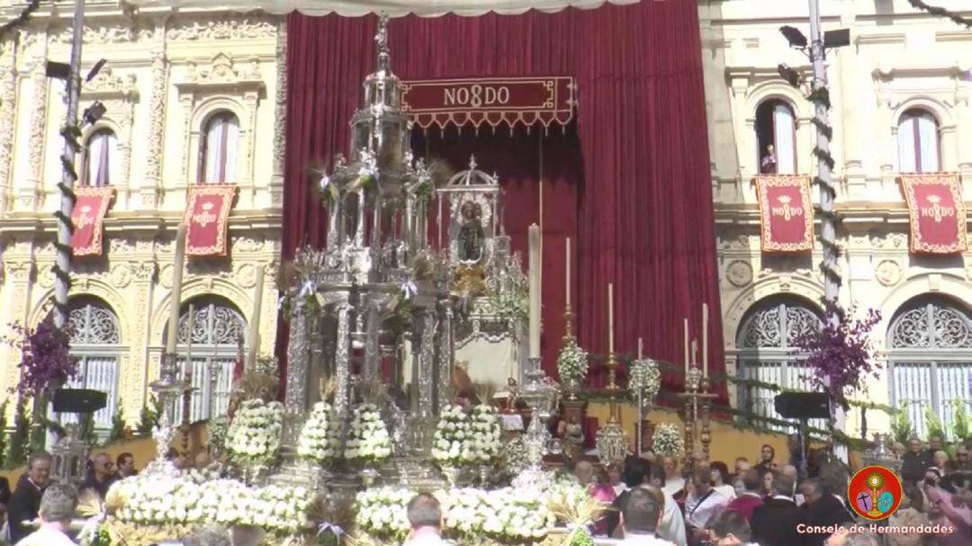 La Custodia de Arfe discurre por la Plaza de San Francisco ante la imagen de la Hiniesta Gloriosa