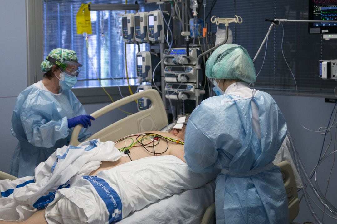 Personal sanitario atendiendo a un paciente ingresado en la UCI para enfermos de coronavirus del Hospital Universitario Dr. Josep Trueta de Girona