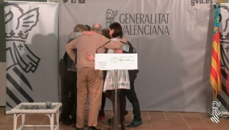 Los consellers se abrazan al término de la rueda de prensa del seminario del invierno del Consell