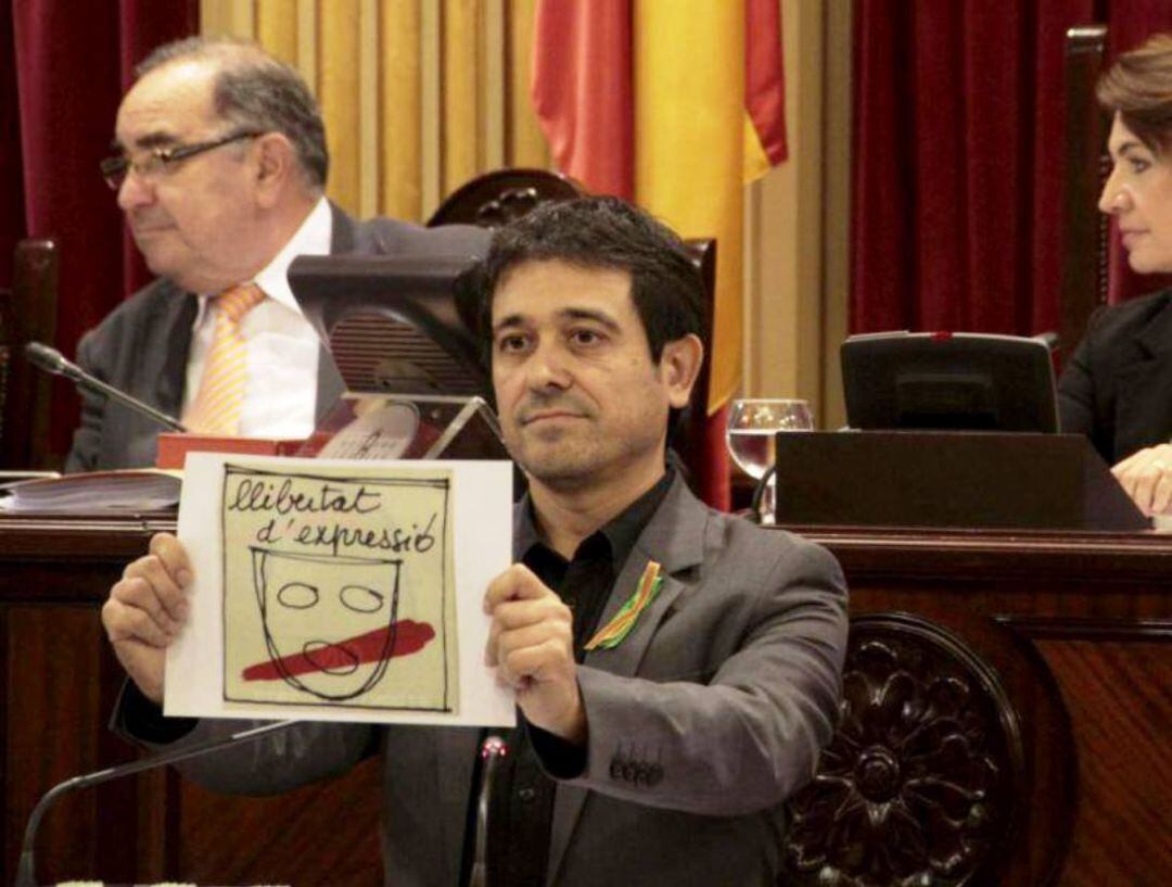 Nel Martí en sesión del Parlament balear