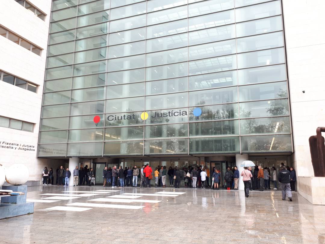 Gente esperando a que abra la Ciudad de la Justicia por la huelga