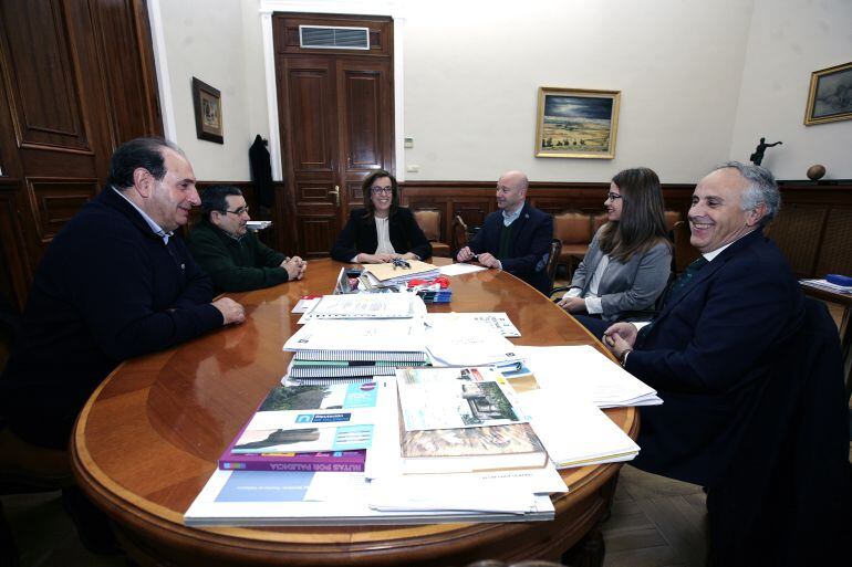 Imagen de la reunión entre Diputación y la cooperativa AGROPAL