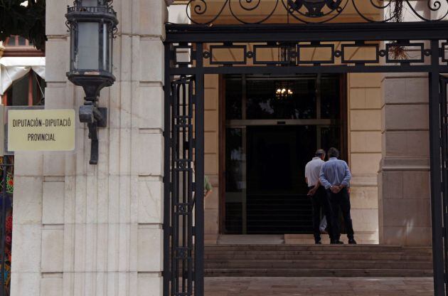 Vista general de la entrada al palacio de la Diputación Provincial de Alicante a la que el Juzgado de Instrucción número 2 de Badalona ha requerido documentación en el marco de una macooperación policial por posibles amaños en la contratación de servicios