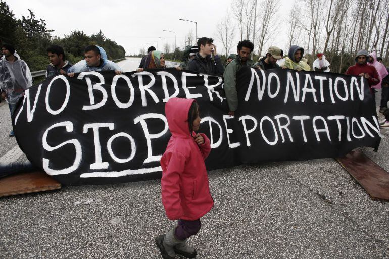 Varios refugiados bloquean una carretera cercana al campo de refugiados de Idomeni, al norte de Grecia