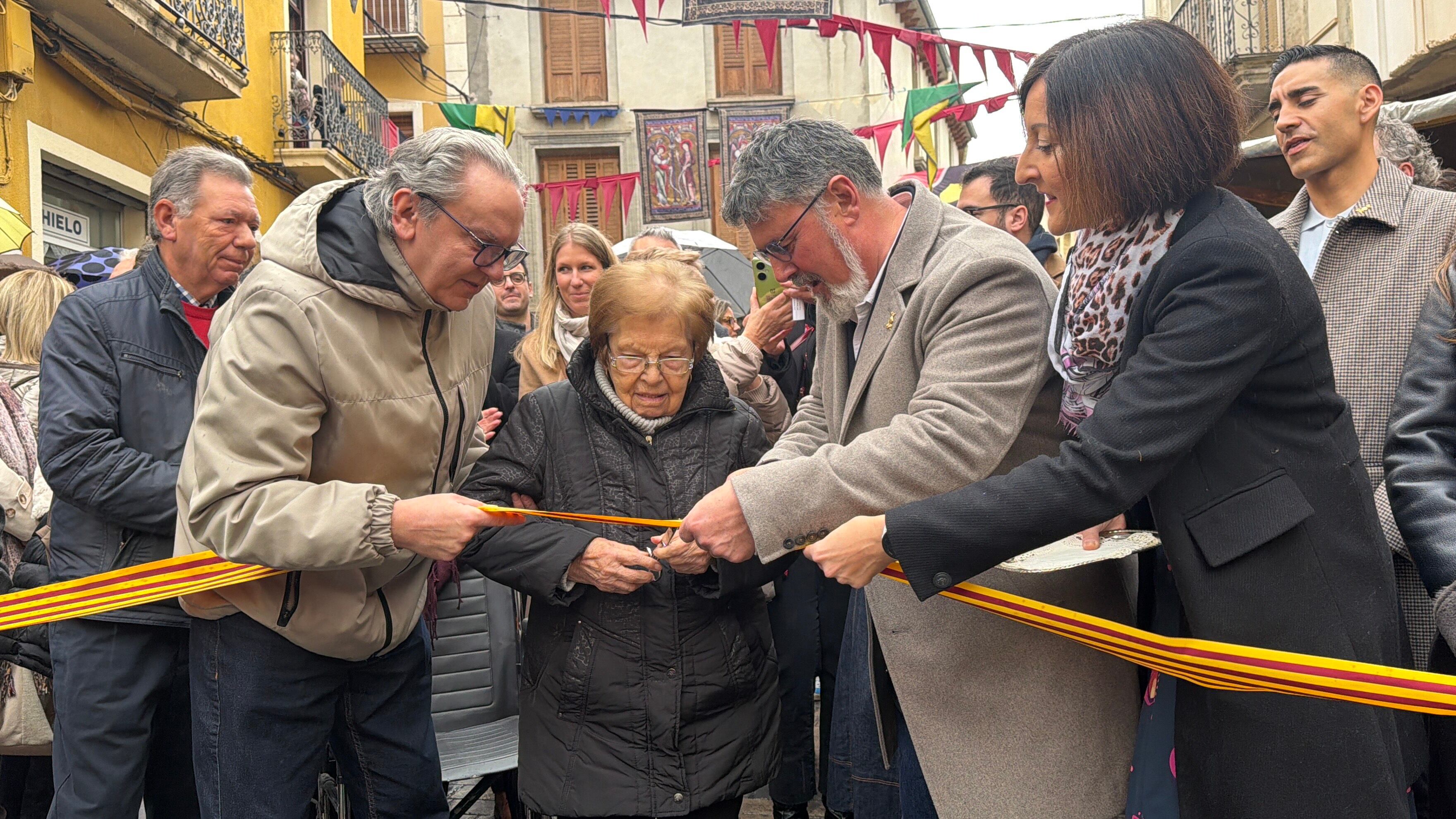 Corte de la cinta en la inauguración de la Fireta de Sant Antoni de Muro