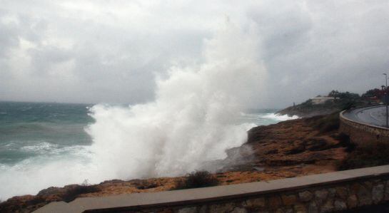 Onades a prop del passeig marítim de Tarragona.