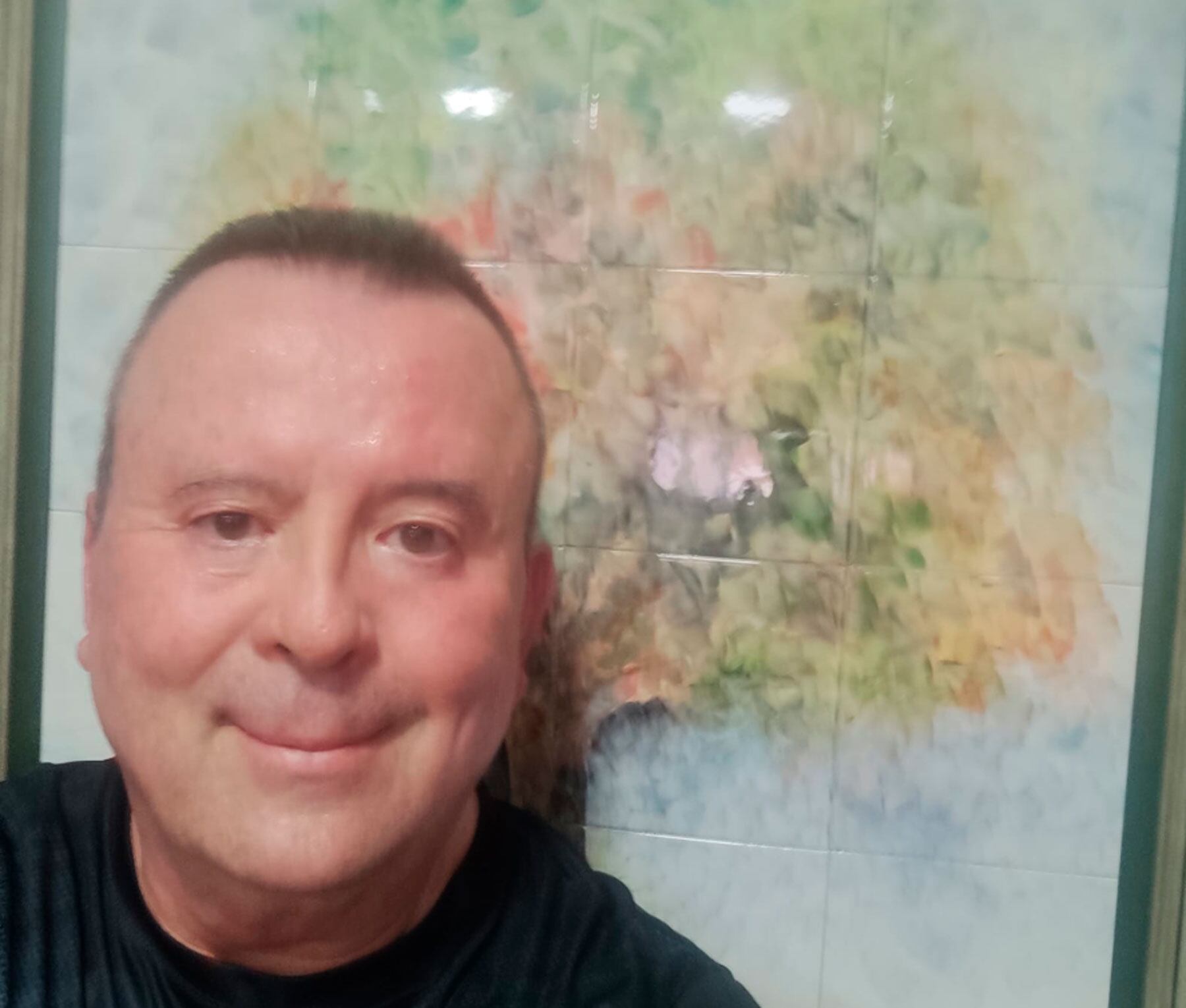 Toni Palomés junto a uno de sus cuadros, 'El árbol de la vida'