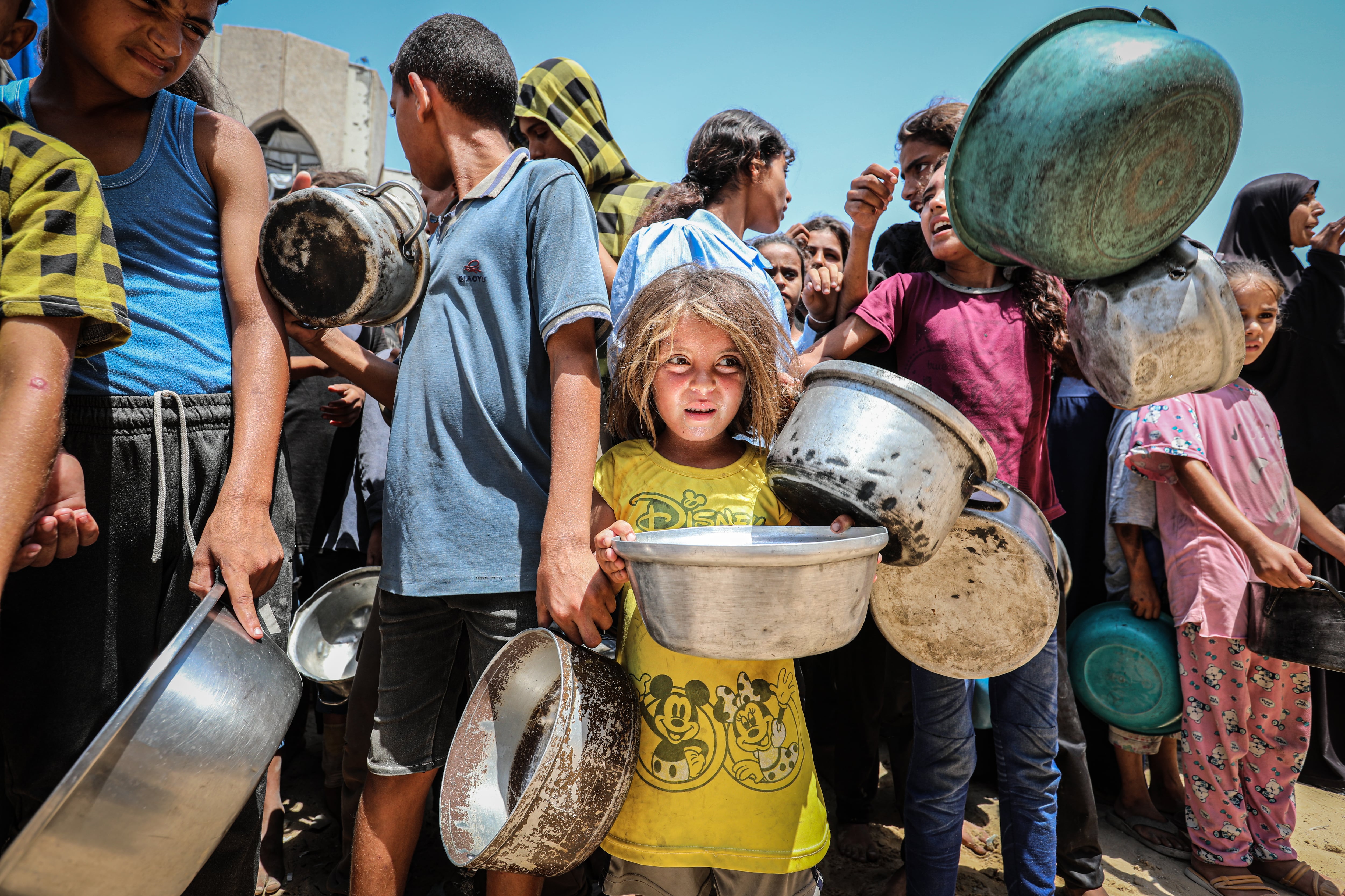 Palestinos en una cola a la espera de comida esta semana