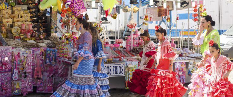 Jóvenes vestidas con el traje típico de flamenca en la Feria de Abril, (2015).