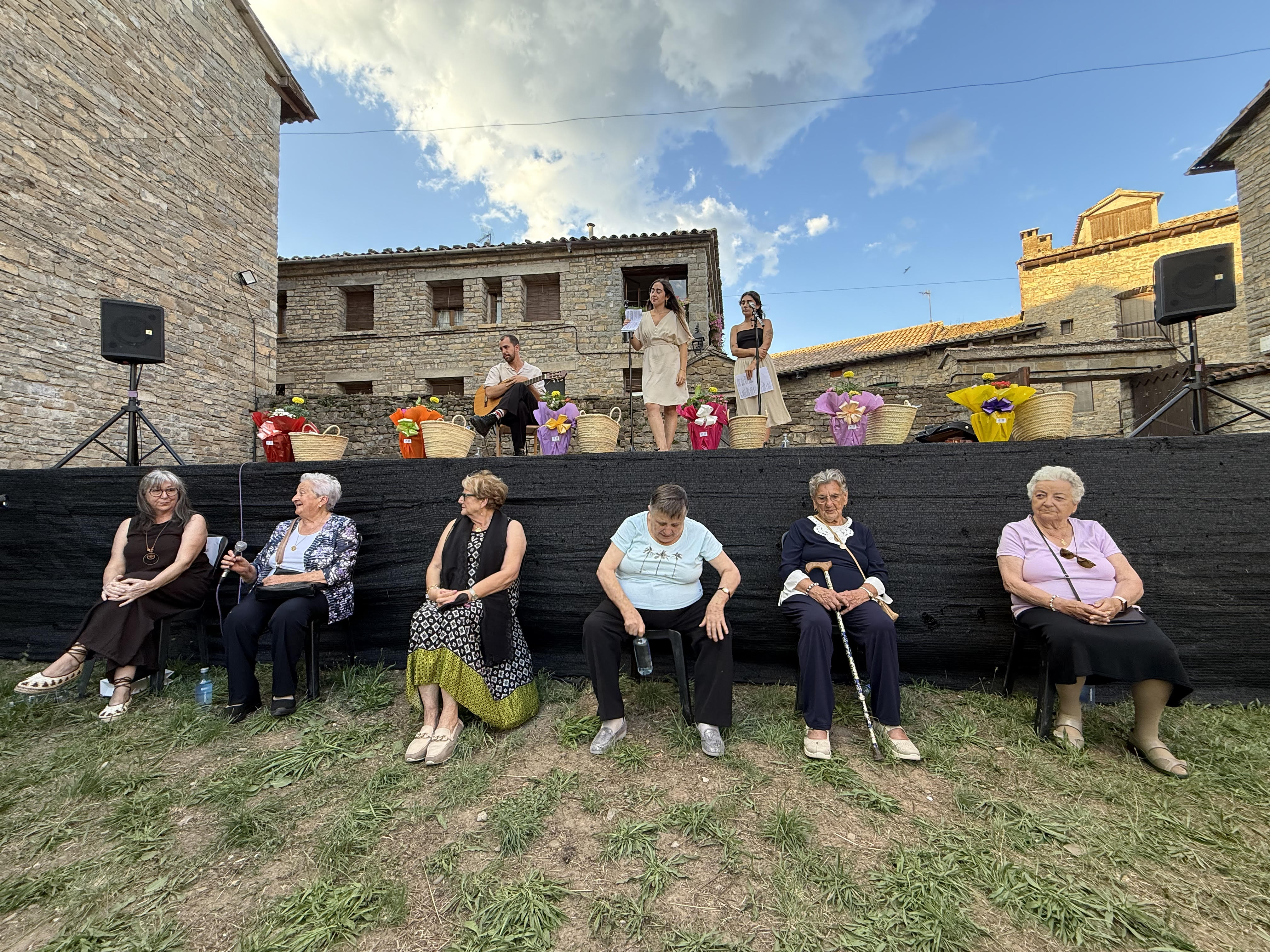 Las seis mujeres participantes en el patio del museo.
