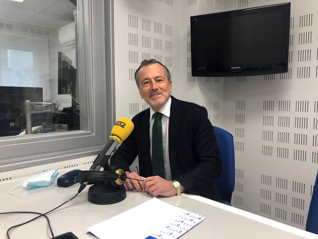 Agustín Hernández, presidente del CES, en los estudios de Radio Galicia