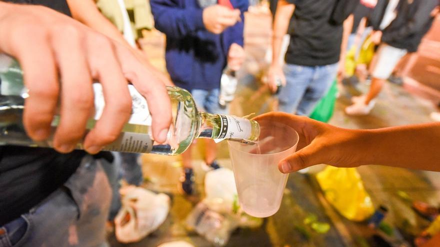 Un joven consumiendo alcohol