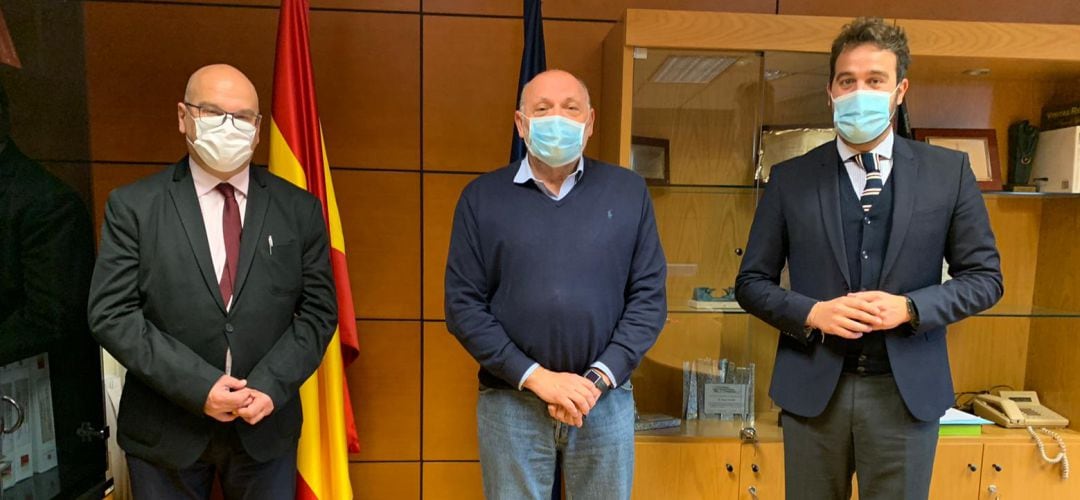 El senador, Manuel Fernández, el director general de Carreteras, Francisco Javier Herrero; y el diputado Juan Francisco Serrano.