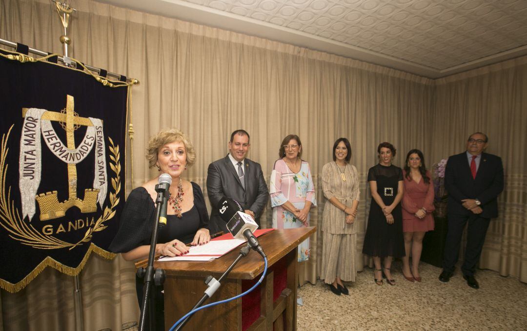 Acto de nombramiento de Xaro Pérez como Madrina de la Semana Santa de Gandia. 