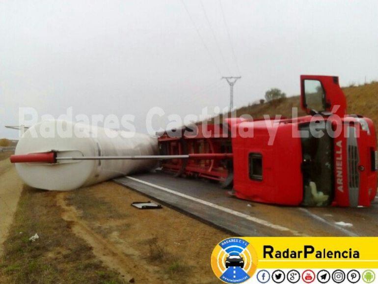 Camión volcado en la autovía a la altura de Osorno