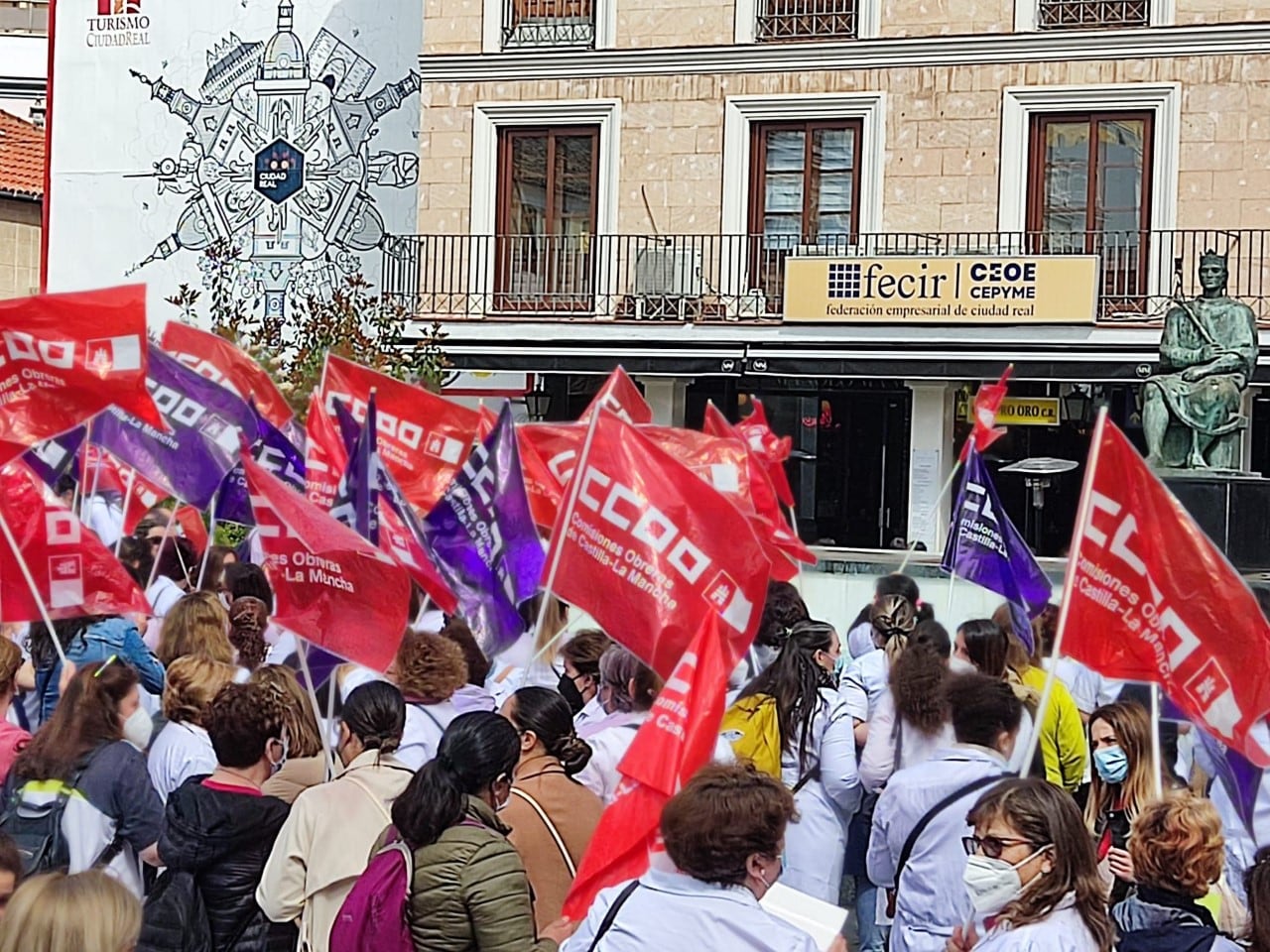 Trabajadoras de ayuda a domicilio durante la concentración junto a la sede de FECIR