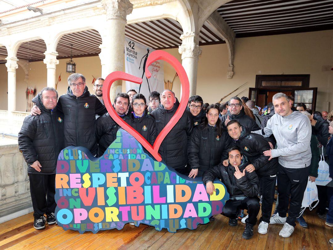 Organizadores y participantes de la marcha Asprona