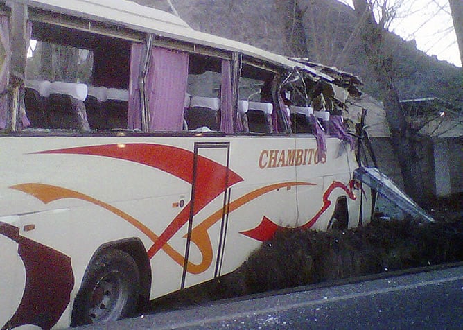 Estado en el que ha quedado el autobús escolar que esta mañana ha sufrido un accidente en Játiva (Valencia) con el resultado de cuatro niños heridos de entre 4 y 11 años