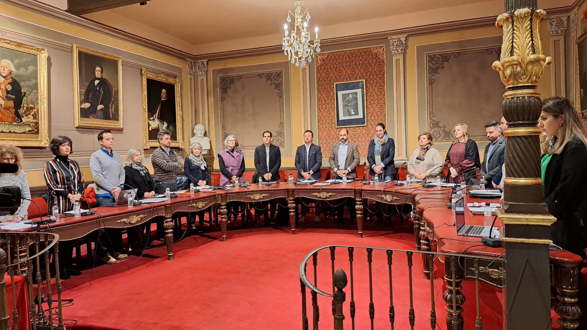 El pleno guardó un minuto de silencio por Juan Carlos Rafel, exconcejal que falleció recientemente. Foto: Ayuntamiento de Barbastro