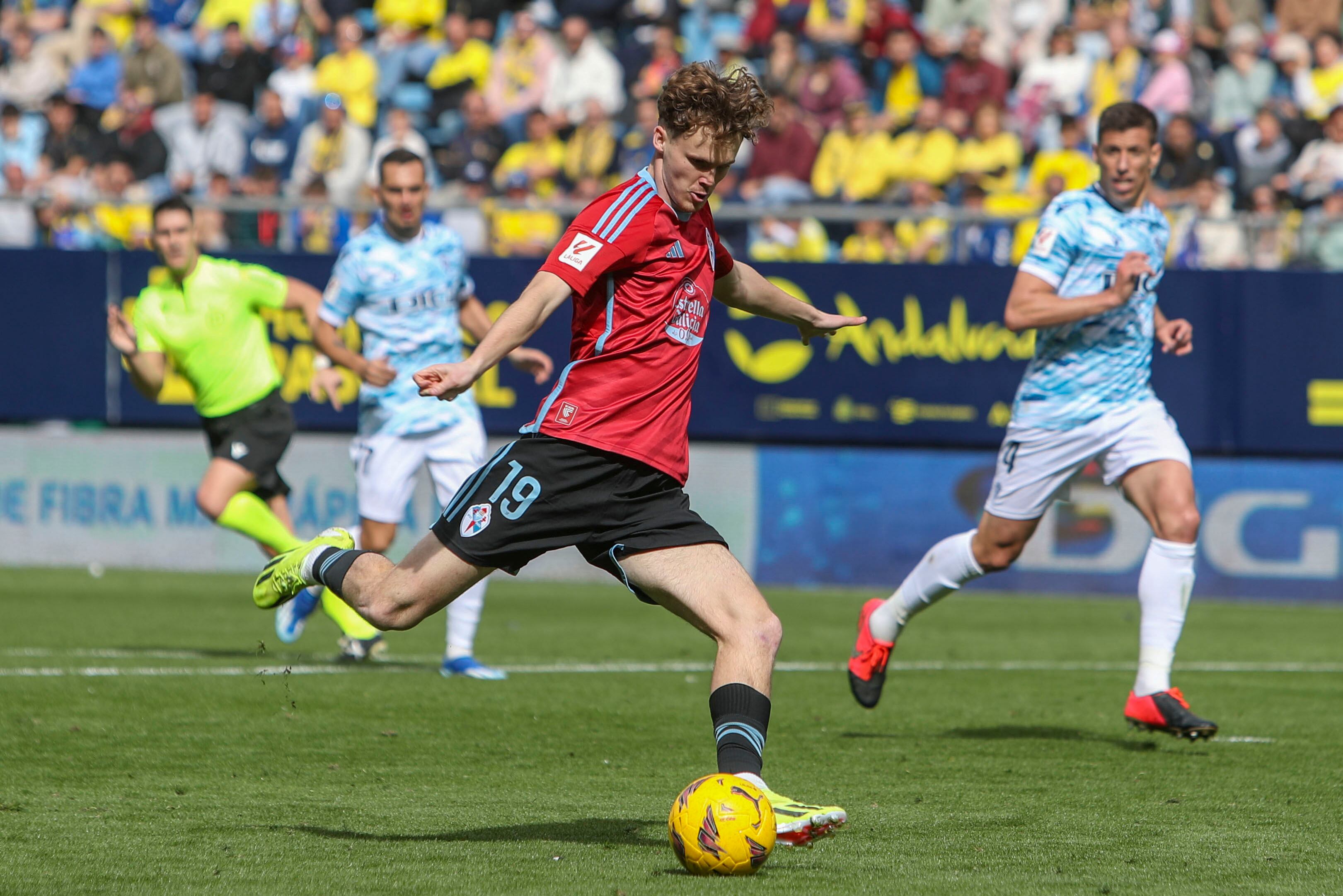 CÁDIZ, 25/02/2024.- El centrocampista sueco del RC Celta Williot Swedberg (c) se dispone a conseguir el segundo gol de su equipo durante el partido de LaLiga entre el Cádiz y el Celta, este domingo en el estadio Nuevo Mirandilla de Cádiz. EFE/Román Ríos
