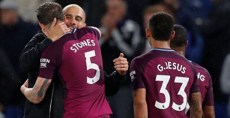 Stones y Guardiola se abrazan en un encuentro del Manchester City.