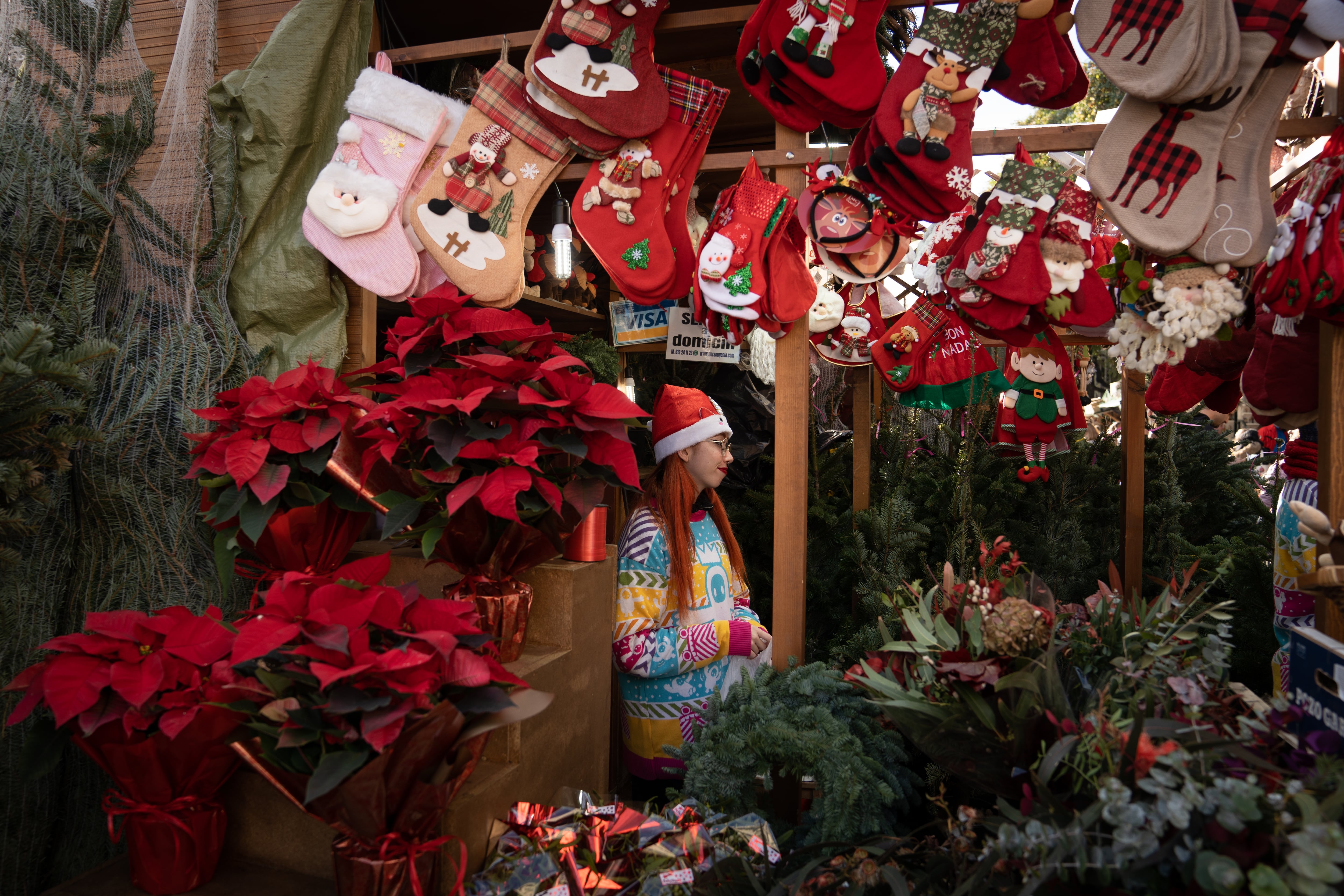 Una mujer en el mercado de Navidad de la Fira de Santa Llucia, en Barcelona.(Photo By David Zorrakino/Europa Press via Getty Images)