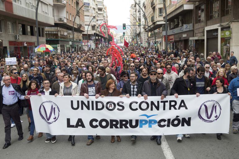 Unas 3.000 personas se manifestaron en Murcia el pasado domingo contra los casos judiciales por delitos económicos que afectan a altos cargos y exaltos cargos políticos de esa comunidad, entre los que cita los conocidos como Auditorio, Púnica, Guardería, 