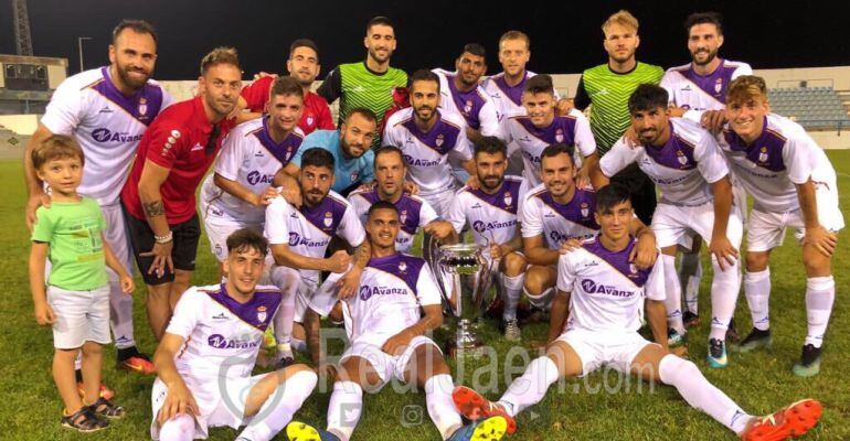 Los jugadores del Real Jaén con el Trofeo Mancomunidad Costa Tropical.