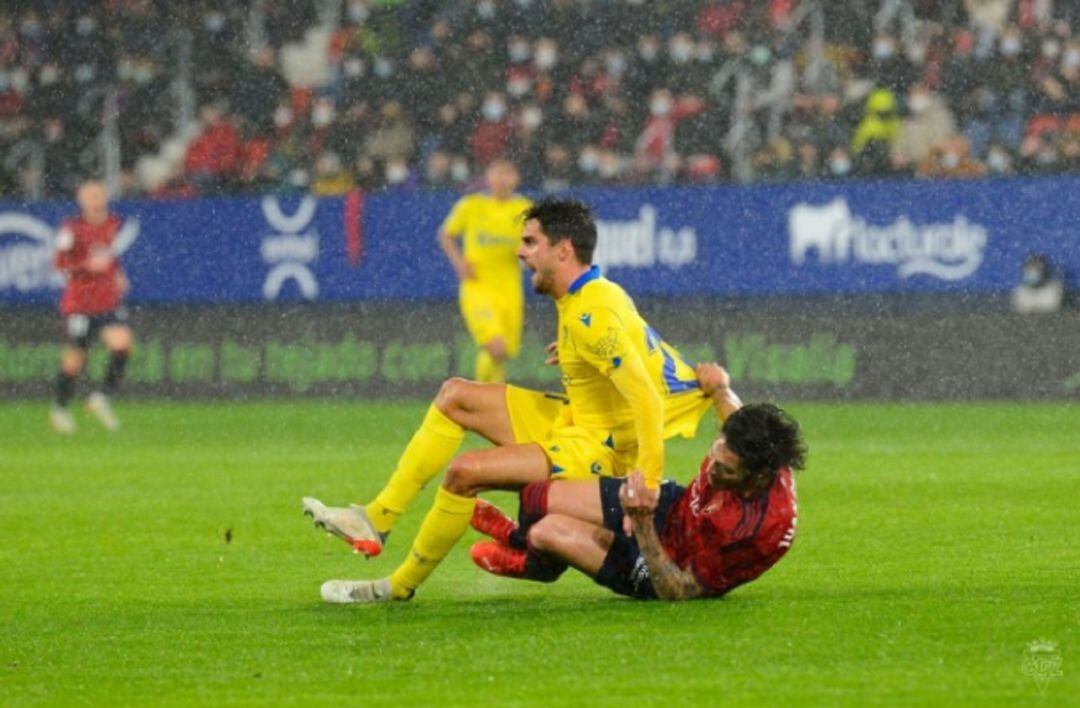 Sobrino cae al suelo en el partido ante Osasuna.