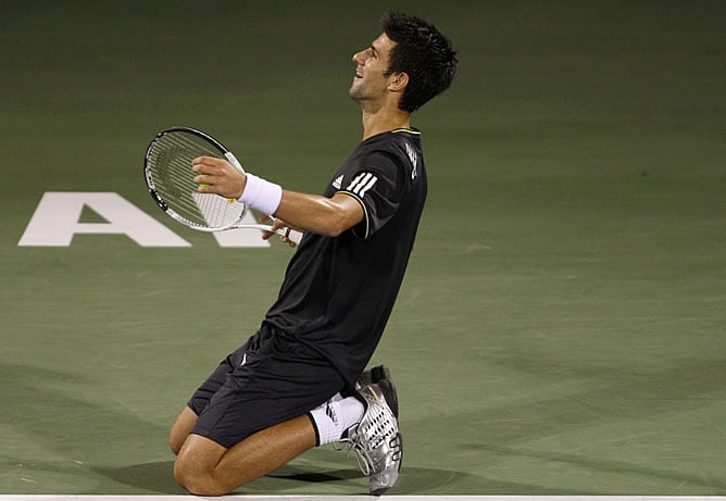 Novak Djokovic celebra su triunfo en el torneo de Dubai