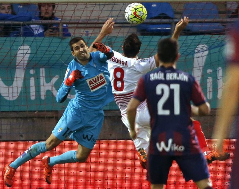 GRA281. EIBAR (GIPUZKOA), 17/10/2015.- El portero del Eibar, Asier Riesgo, para un balón ante el centrocampista Vicente Iborra, del Sevilla, durante el partido de la octava jornada de Liga que se juega en el estadio de Ipurua de la localidad guipuzcoana de Eibar. EFE/Javier Etxezarreta