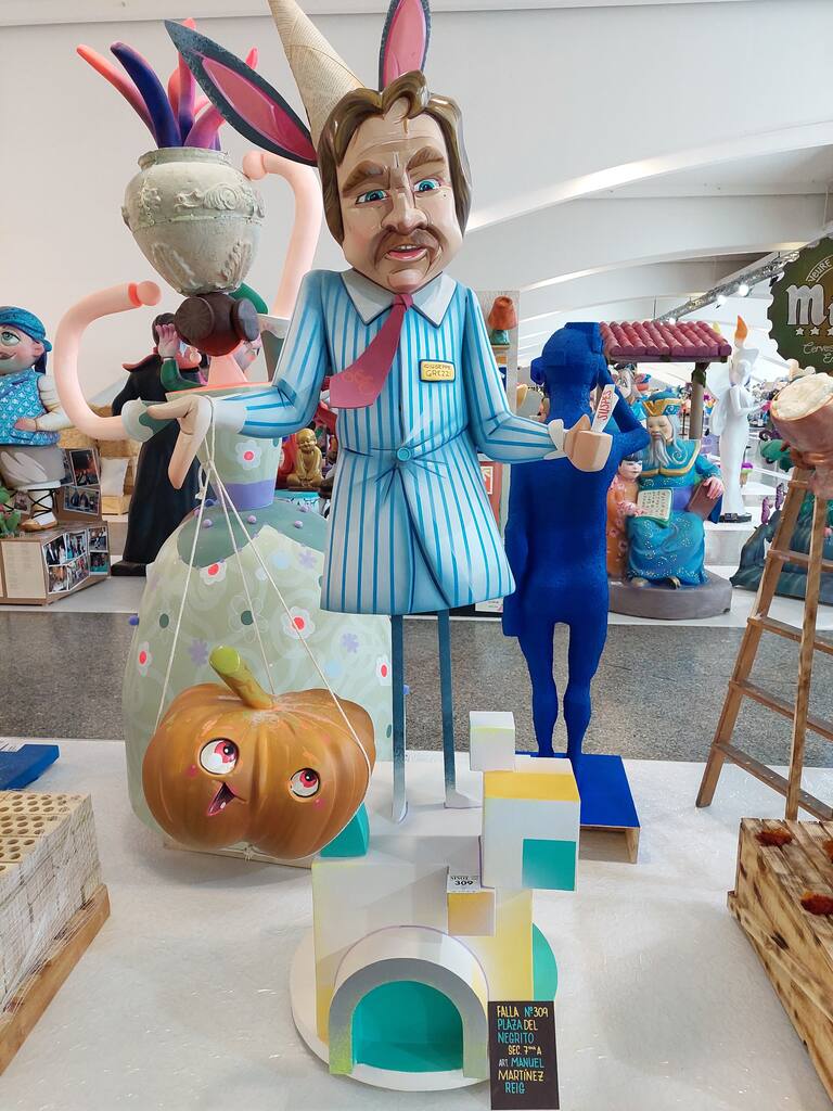 La Exposición del Ninot de las Fallas 2023 abre sus puertas con 750 figuras que rebosan diseño y sátira. Todas ellas quieren salvarse de las llamas gracias al voto popular.