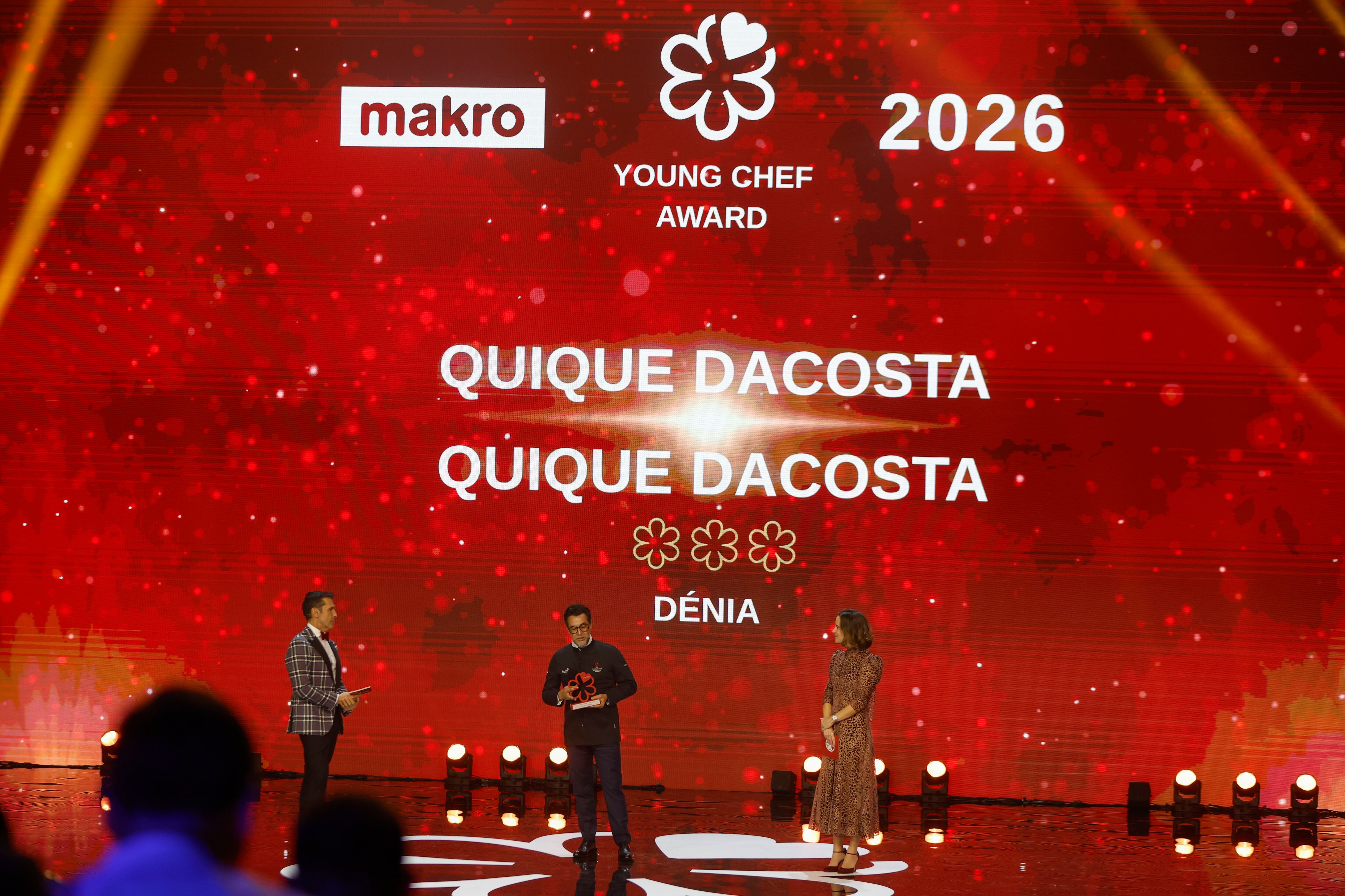 Quique Dacosta (d), chef del restaurante que lleva su nombre en Dénia, recibe el Special Award al chef mentor 2026 durante la gala de entrega de las Estrellas Michelín 2026, este martes en Málaga. EFE/Jorge Zapata