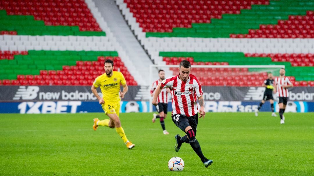 Berenguer conduce el balón durante el partido ante el Villarreal, disputado este domingo en San Mamés