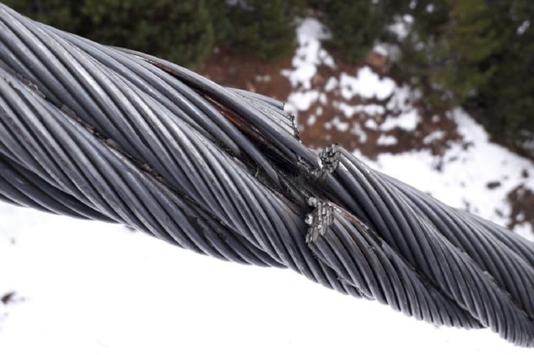 Detall d'un dels cables seccionats intencionadament en un dels remuntadors de l'estació d'esquí de Pal.