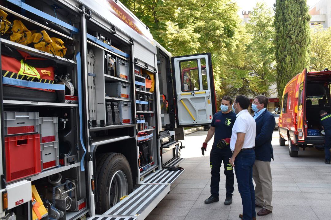 El presidente (en el centro, con camisa blanca) durante la presentación del nuevo vehículo de bomberos