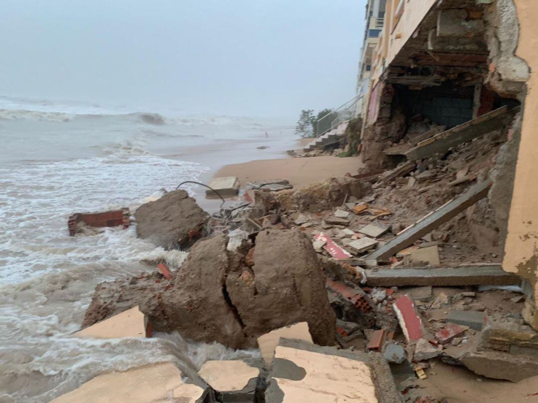 Destrozos en la playa de la Goleta de Tavernes por la borrasca Gloria