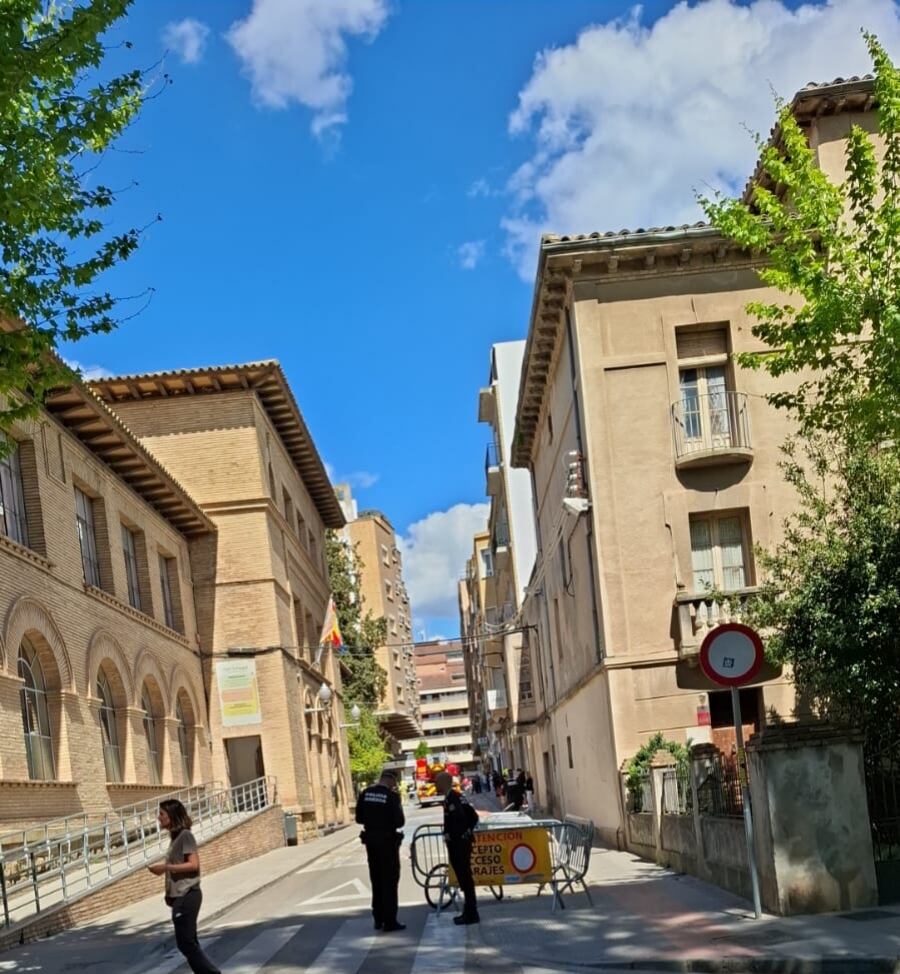 Agentes este lunes en la calle del colegio el Parque, en Huesca