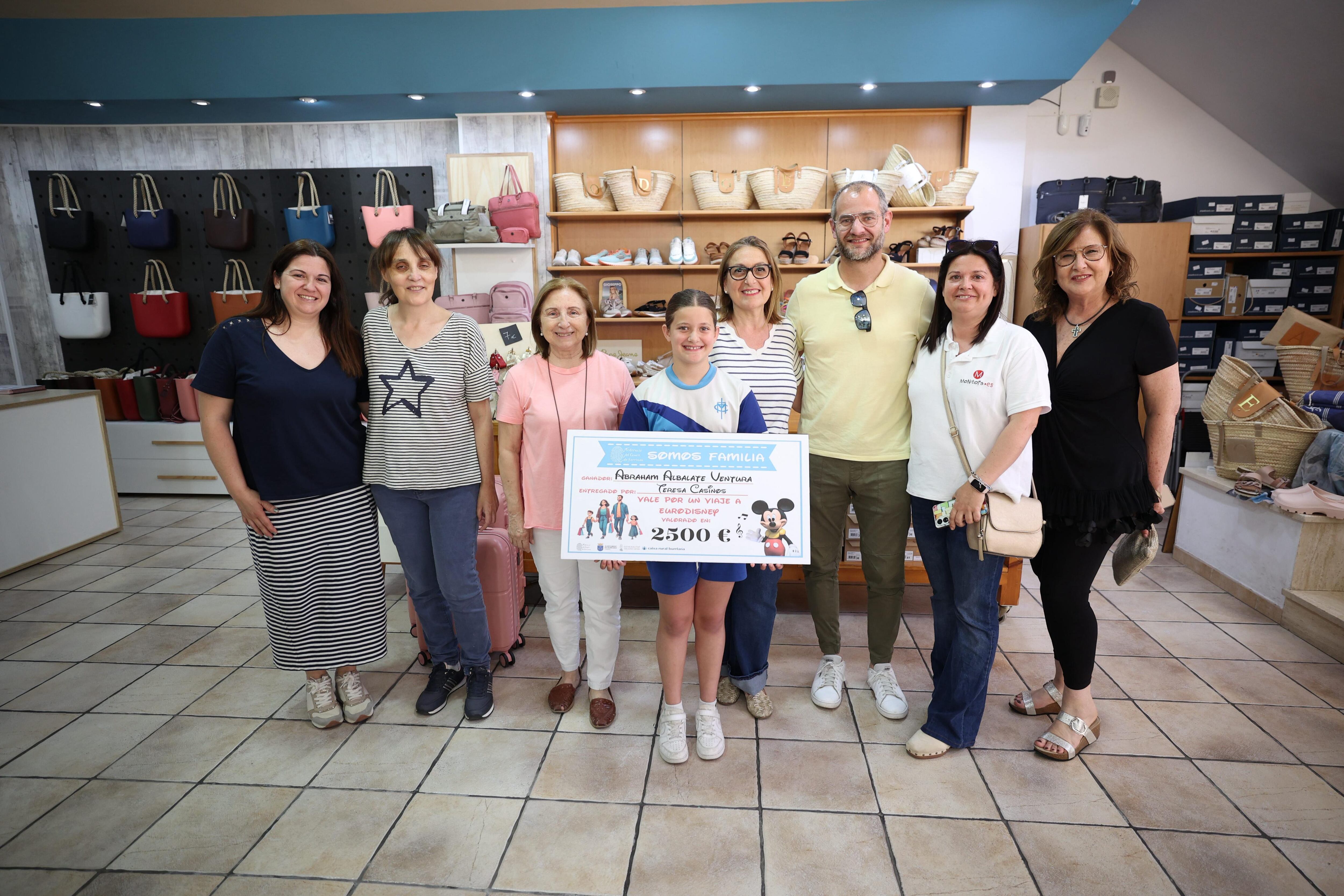 Abraham Abalarte Ventura, recibe el cheque del viaje a Eurodisney en el comercio Teresa Casinos