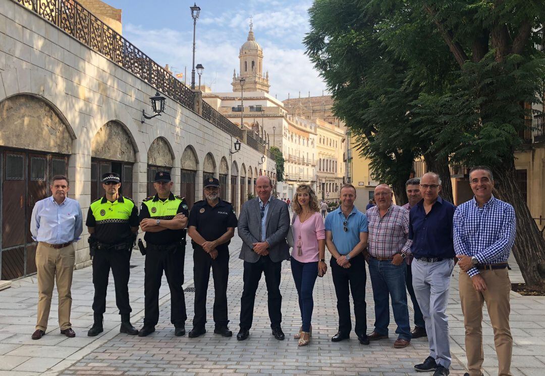 Abierta al tráfico la Carrera de Jesús, el alcalde Javier Márquez en el centro