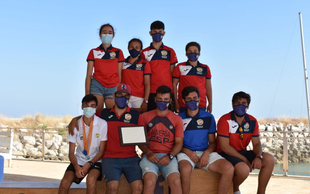 Los campeones posan tras conquistar el título en aguas de Cádiz.