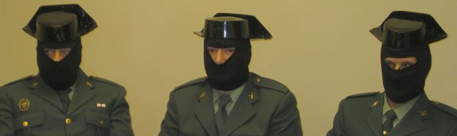 Agentes de la Asociación Unificada de la Guardia Civil aparecen encapuchados en rueda de prensa