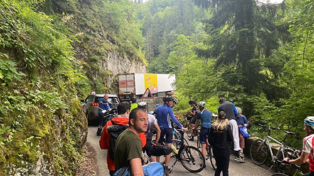 El camión que quedó atascado y puso en peligro la octava etapa del Tour de Francia