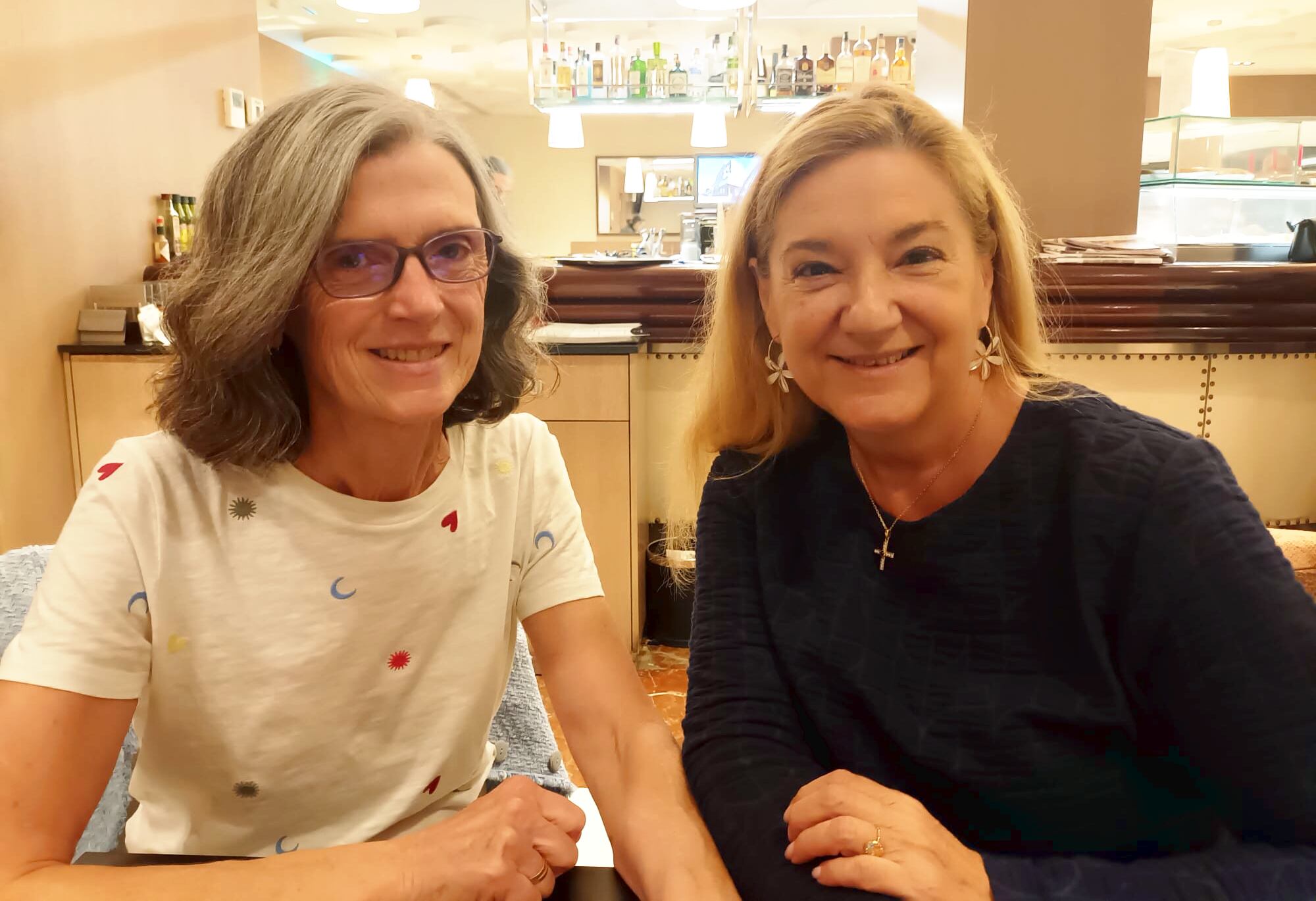 María Eugenia Gabás -a la derecha- con la representante de los vecinos de Camino La Paúl