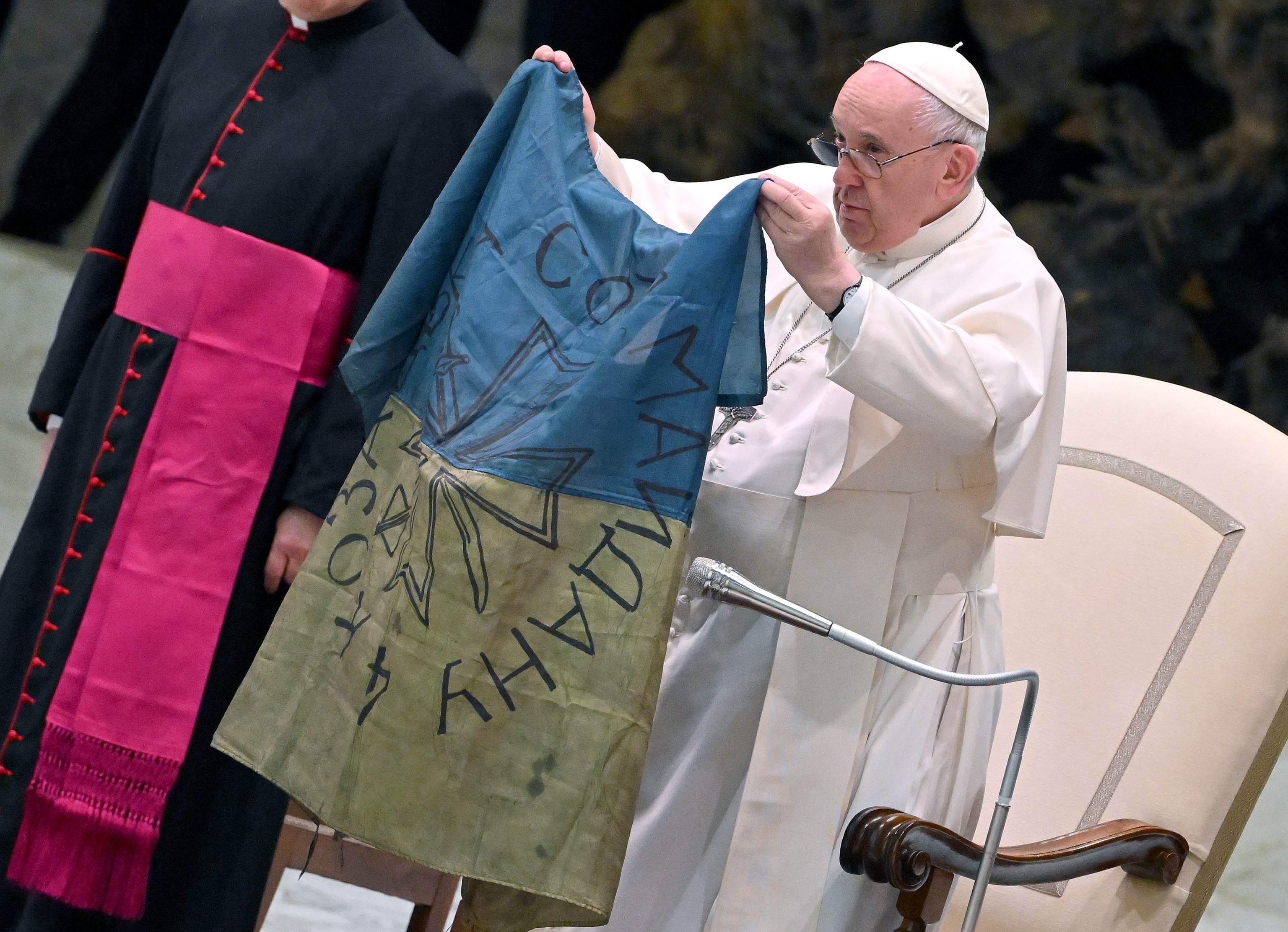 El papa ha sacado durante su audiencia semanal en el Vaticano una bandera ucraniana que le había dado, encontrada en Bucha: &quot;Esta bandera viene de la guerra&quot;.