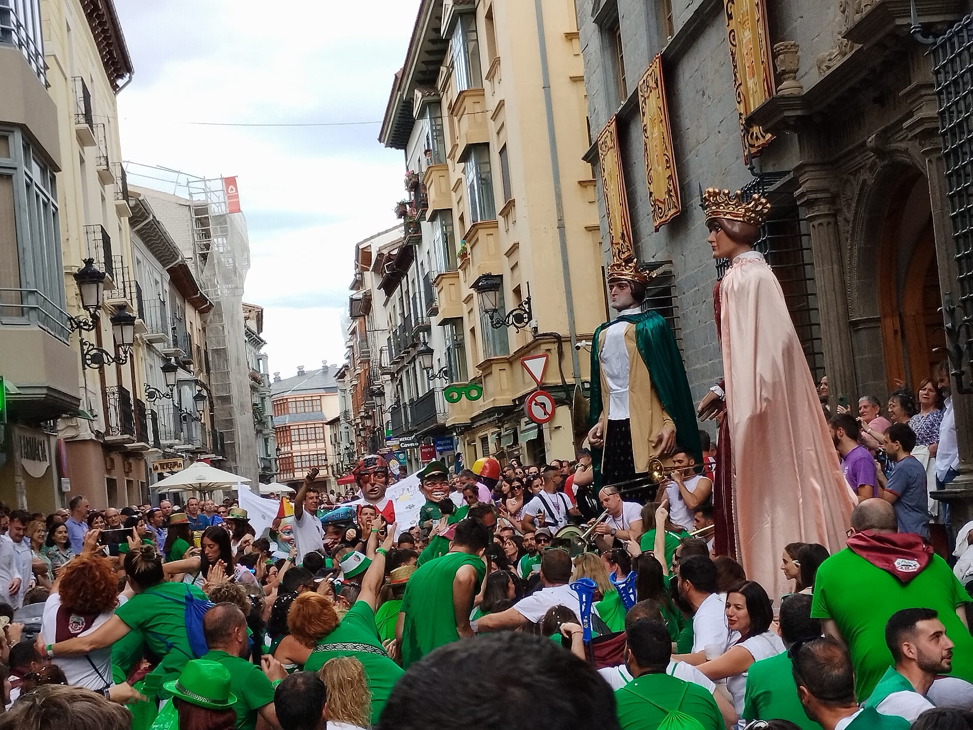 Final de las fiestas de Jaca en la calle Mayor