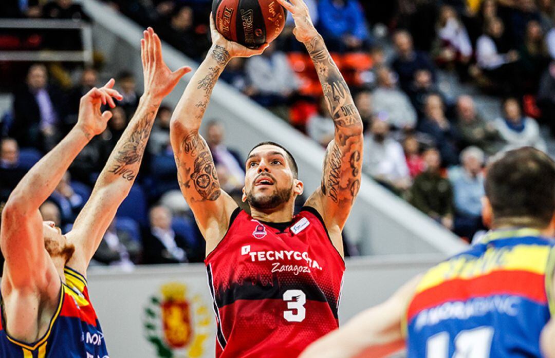 Nacho Martín lanza a canasta en un lance del encuentro contra Morabanc