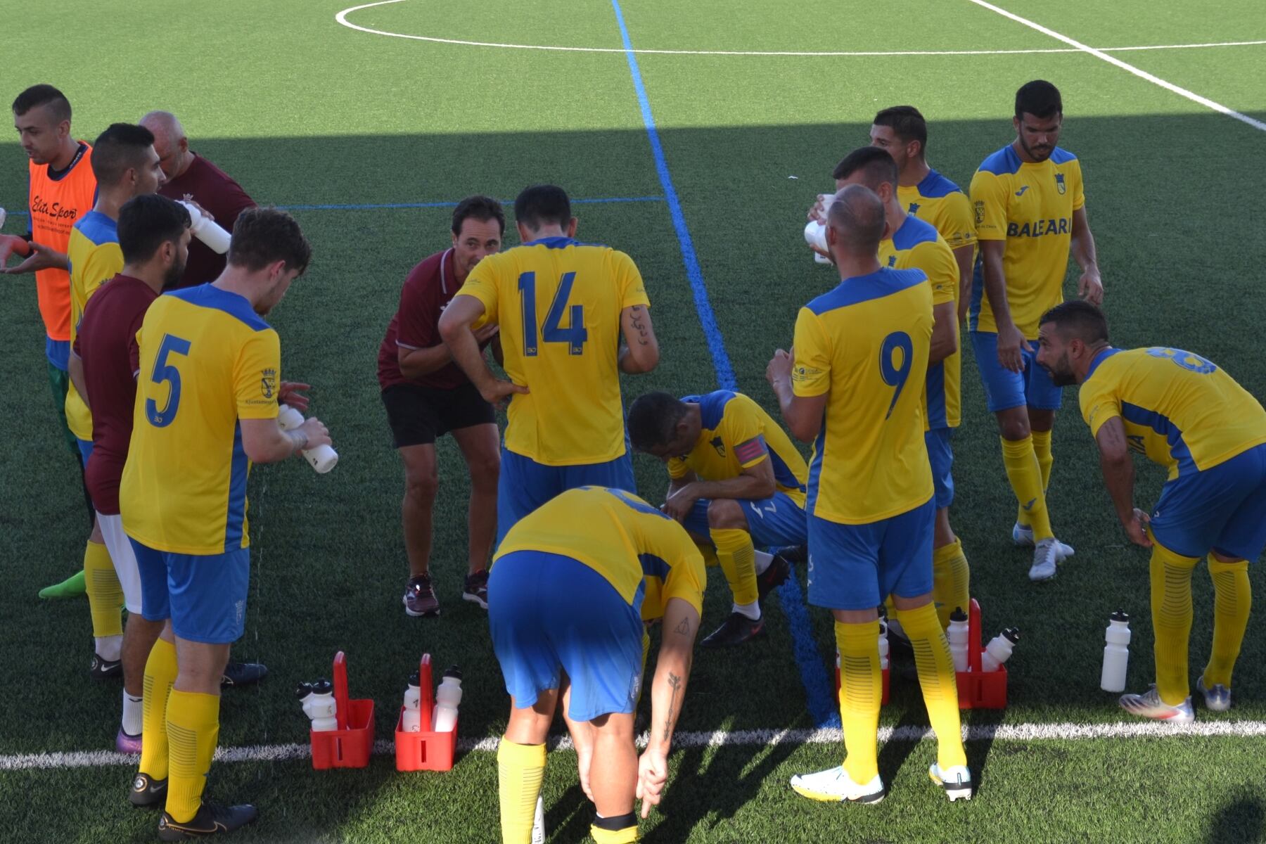 Diego Miñana con sus jugadores.